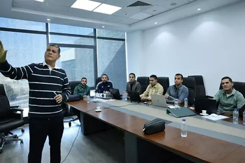 لمراجعة بعض الحالات.. أوسكار رويز يجتمع مع الحكام